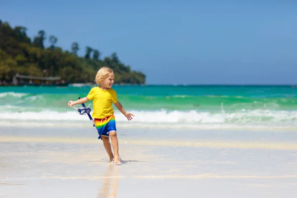 Esnórquel infantil en la playa tropical. Niños snorkel . —  Fotos de Stock