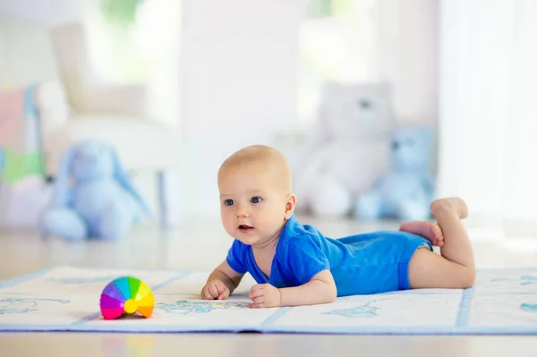 Baby pojke leker med leksak boll — Stockfoto