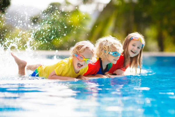 Barnen i poolen. Barnen bada. Familjen roligt. — Stockfoto