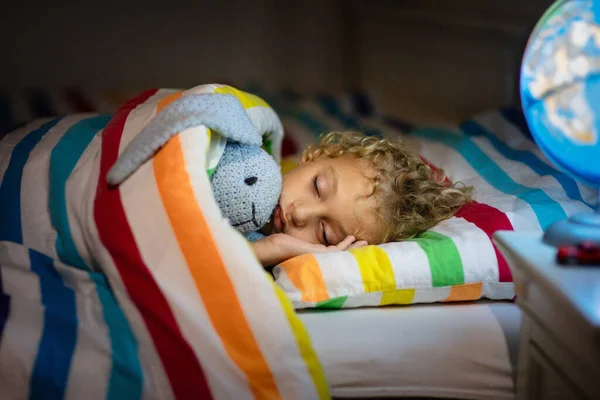 Bambino che dorme la notte. I bambini dormono . — Foto Stock