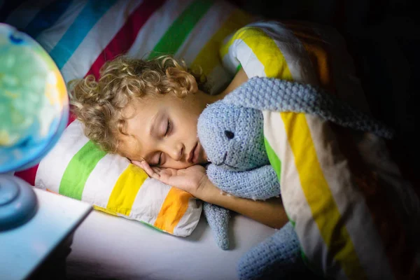 Niña durmiendo por la noche. Niños dormidos . — Foto de Stock