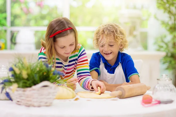 Kinderen bakken. Kinderen koken in witte keuken. — Stockfoto