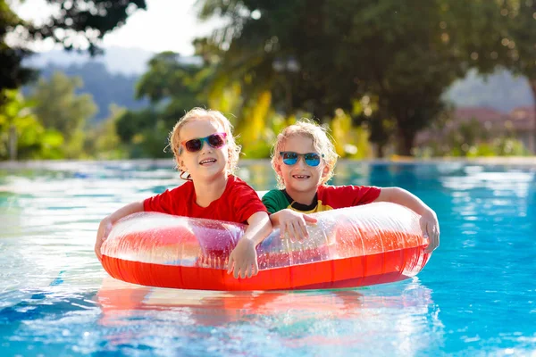 Kids in swimming pool. Life jacket for child. — 图库照片