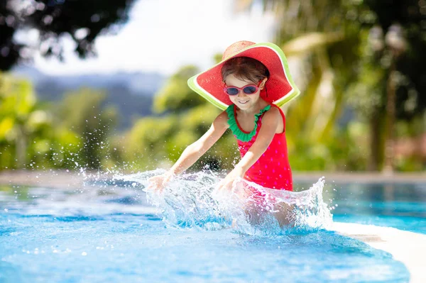 Niño con sombrero en la piscina. Vacaciones tropicales —  Fotos de Stock