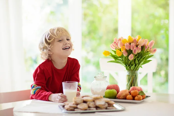 Child eating breakfast. Kid drinking milk. — Stock Photo, Image