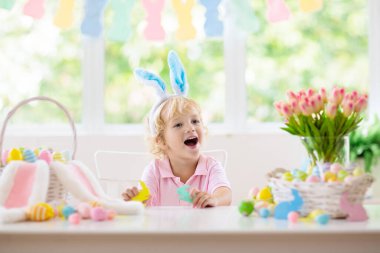 Paskalya yumurtası avı çocuklar. Çocuk yumurta boya. 