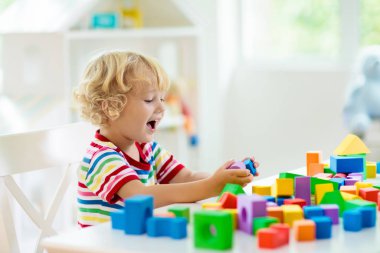 Çocuklar oyuncak. Alt yapı kule oyuncak blokların.