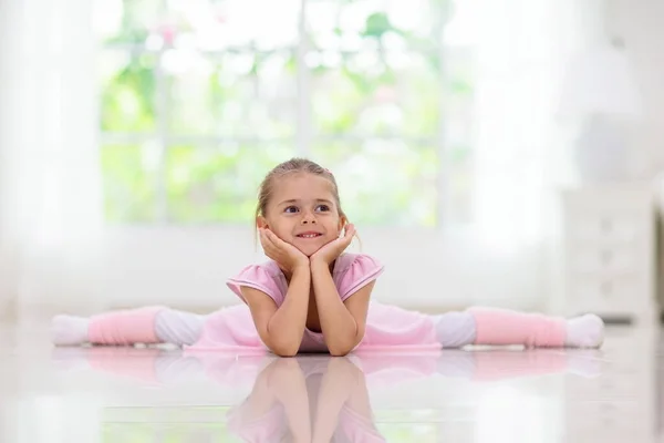 Baby ballet. Little ballerina girl in dance class. — Stock Photo, Image