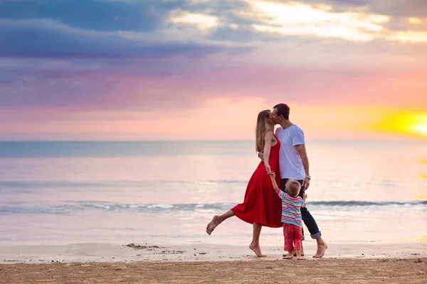 Family with kids on tropical beach. Sea vacation. — Stok fotoğraf