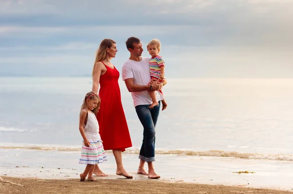 Family with kids on tropical beach. Sea vacation. — Stok fotoğraf