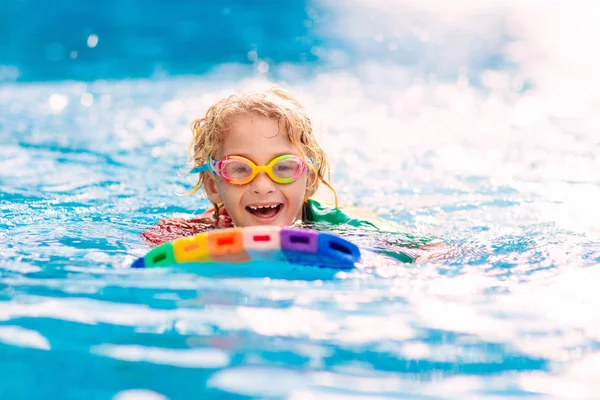 Yüzmeyi öğrenen çocuk. Yüzme havuzundaki çocuklar. — Stok fotoğraf