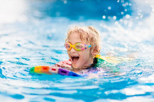 Criança aprendendo a nadar. Crianças na piscina . — Fotografia de Stock