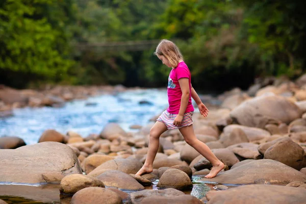 Dziecko na wycieczkę w góry. Dzieci na brzegu rzeki. — Zdjęcie stockowe