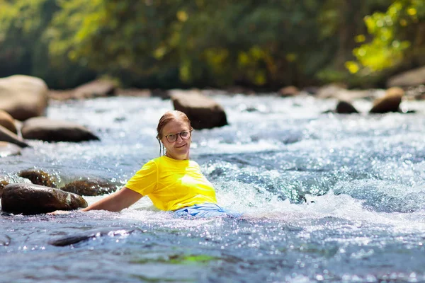 Mujer nadando en el río montaña . — Foto de Stock