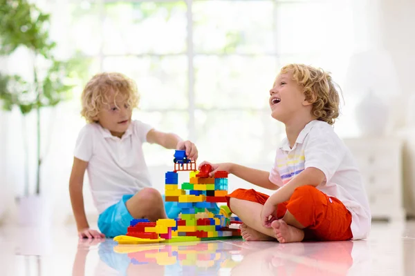 Niño jugando con bloques de juguete. Los niños juegan . —  Fotos de Stock