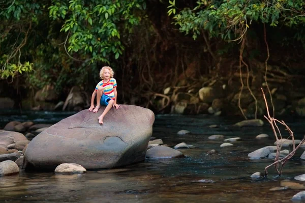 Gyermek, Túrázás a hegyekben. Gyerekek, a folyó partján. — Stock Fotó