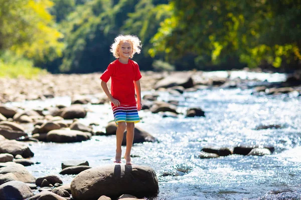 Randonnées pédestres en montagne. Enfants au bord de la rivière . — Photo