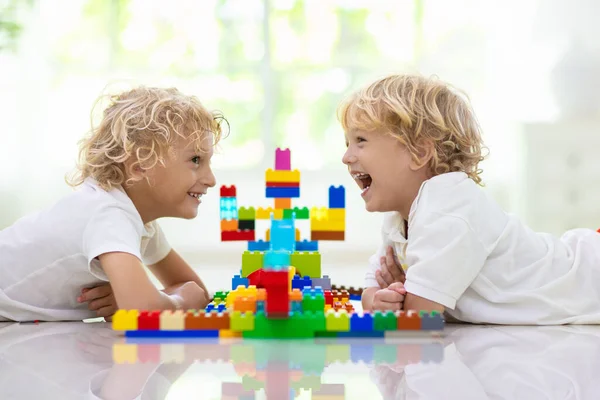 Child playing with toy blocks. Kids play. — Stockfoto