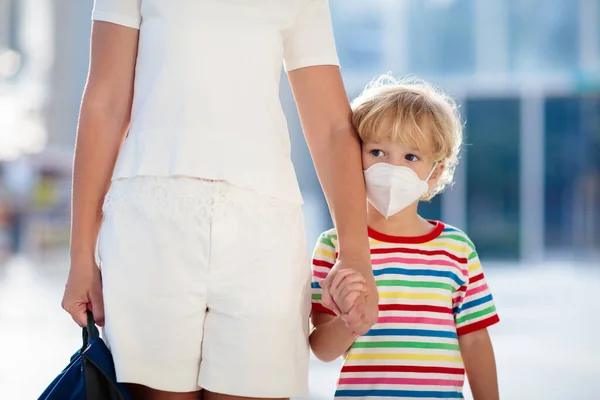 Мать и ребенок в маске для лица и антисептике для рук — стоковое фото