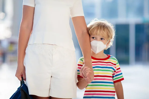 Mère et enfant avec masque facial et désinfectant pour les mains — Photo