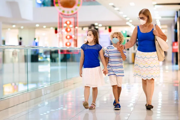 Familia usando mascarilla en centro comercial en Asia — Foto de Stock
