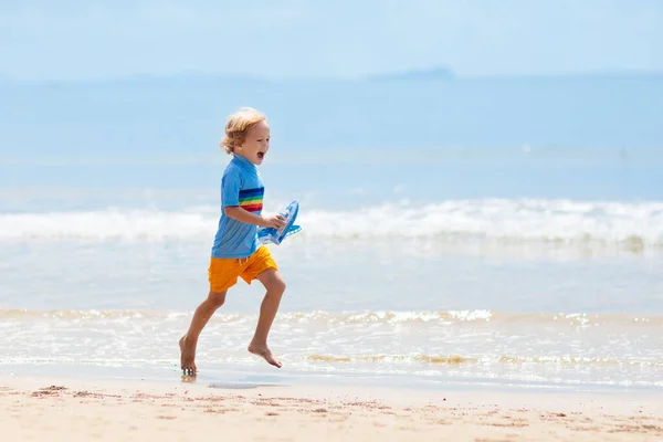 Kinder spielen am Strand. Kinder spielen auf See. — Stockfoto