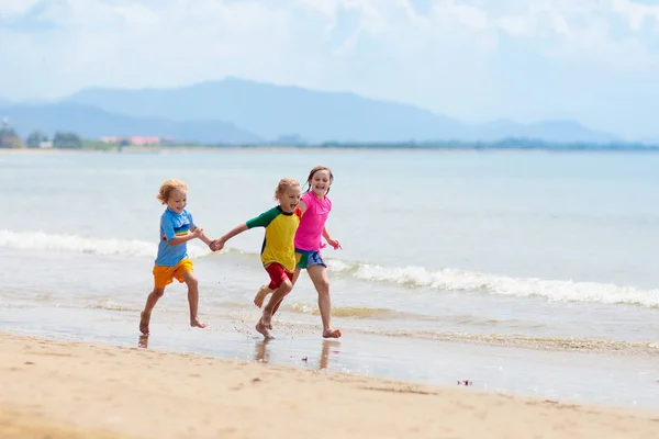 Kinderen spelen op het strand. Kinderen spelen op zee. — Stockfoto