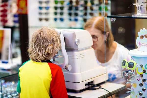 Een oogzichttest voor kinderen. Kleine jongen bij oogarts — Stockfoto