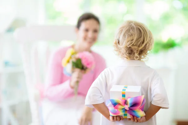 Happy mother���s day. Child with present for mom. — Stock Photo, Image