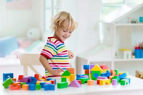 Brinquedos para crianças. Criança torre de construção de blocos de brinquedo . — Fotografia de Stock