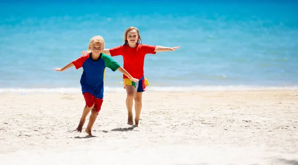 Sahilde oynayan çocuklar. Çocuklar denizde oynuyor. — Stok fotoğraf