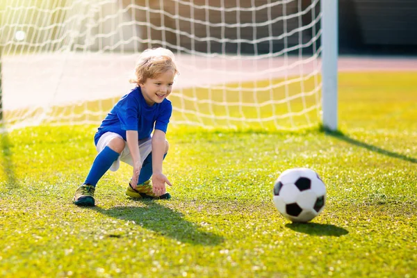 Kinder spielen Fußball. Kind auf Fußballplatz. — Stockfoto