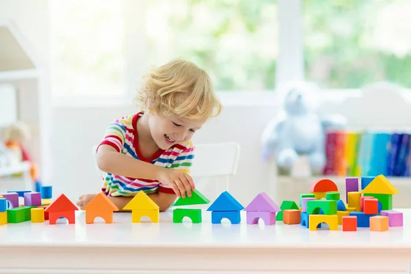 Kinderspielzeug. Kind baut Turm aus Spielzeugklötzen. — Stockfoto