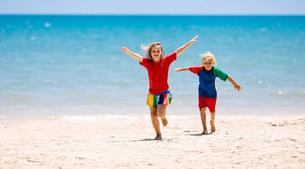 Kids playing on beach. Children play at sea. — Stock Photo, Image