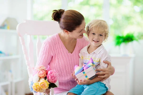 Happy mother���s day. Child with present for mom. — Stock Photo, Image