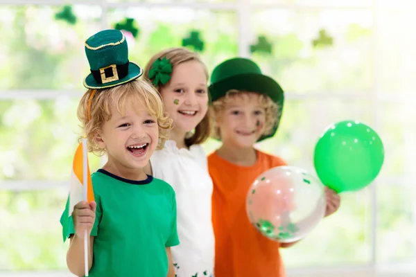 Kinderen vieren St Patrick Day. Ierse vakantie. — Stockfoto