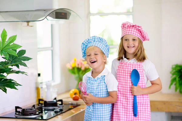 Çocuklar beyaz mutfakta yemek pişirirler. Çocuklar yemek yapıyor. — Stok fotoğraf