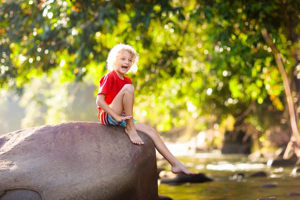 Child hiking in mountains. Kids at river shore. — Stock Photo, Image