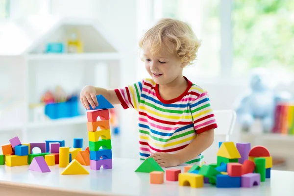 Barn leksaker. Barn bygga torn av leksak block. — Stockfoto