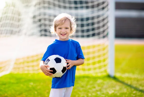 Děti hrají fotbal. Dítě na fotbalovém hřišti. — Stock fotografie