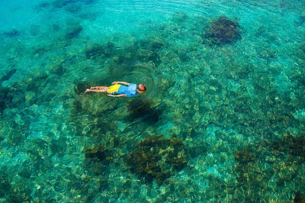 Niños haciendo snorkel. Niños haciendo snorkel en el mar tropical . —  Fotos de Stock