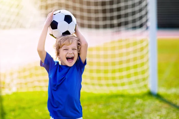 Kinder spielen Fußball. Kind auf Fußballplatz. — Stockfoto