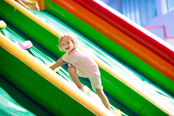 Criança Pulando Trampolim Playground Colorido Crianças Saltam Castelo Inflável Salto — Fotografia de Stock