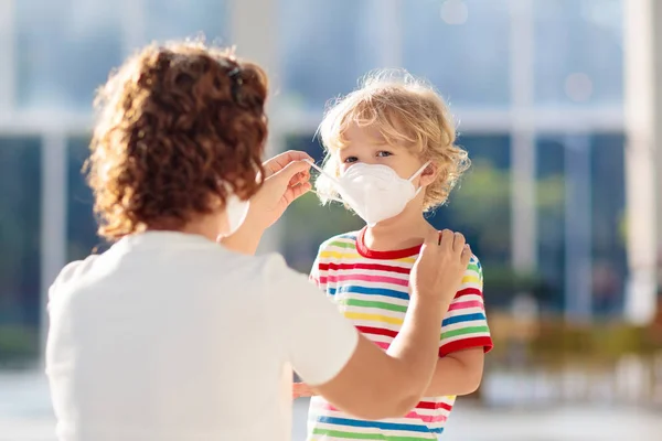 Family Kids Face Mask Shopping Mall Airport Mother Child Wear — Stock Photo, Image