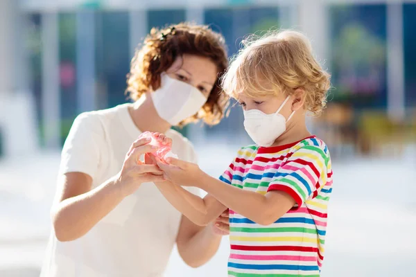 Family Kids Face Mask Shopping Mall Airport Mother Child Wear — Stock Photo, Image