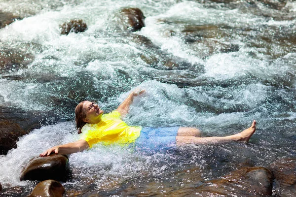 Mujer Nadando Río Montaña Viajera Haciendo Senderismo Las Montañas Verano —  Fotos de Stock