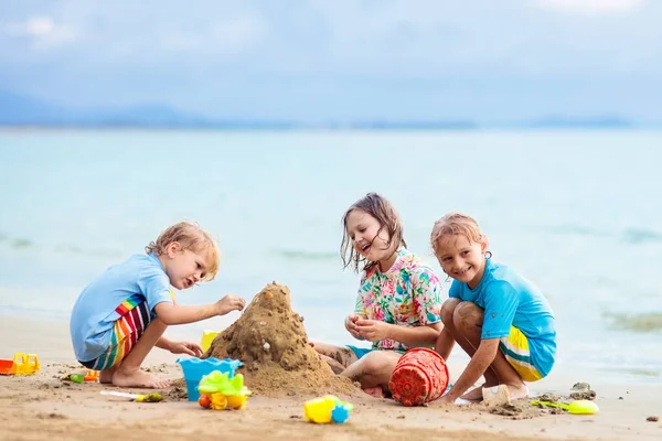 Enfants Jouant Sur Plage Tropicale Les Enfants Nagent Jouent Mer — Photo