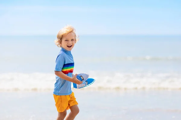 Bambini Che Giocano Sulla Spiaggia Tropicale Bambini Nuotano Giocano Mare — Foto Stock