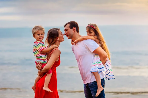 Gelukkig Gezin Met Kinderen Tropisch Strand Zeevakantie Ouders Kinderen Lopen — Stockfoto