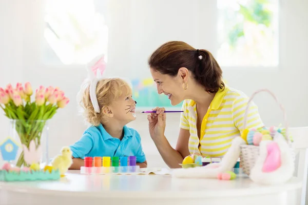 Madre Hijos Colorean Los Huevos Pascua Pintura Facial Para Niño —  Fotos de Stock